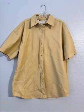 👕Babaton Beige Leather Woven Button-Up Collared Short Sleeve Blouse men's M